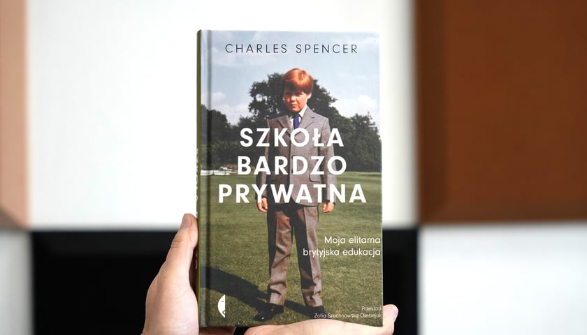 <p>Charles Spencer, &bdquo;Szkoła bardzo prywatna. Moja elitarna brytyjska edukacja&rdquo;, przełożyła Zofia Szachnowska-Olesiejuk, Wydawnictwo Czarne</p>
