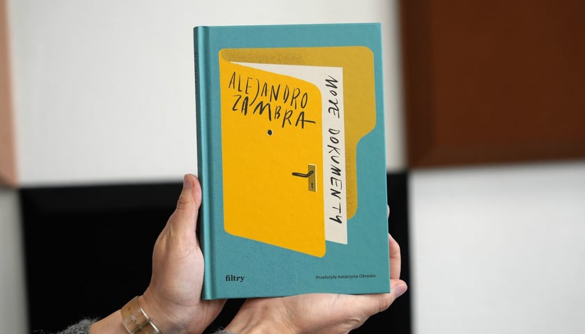 <p>Alejandro Zambra, &bdquo;Moje dokumenty&rdquo;, przełożyła Katarzyna Okrasko, Wydawnictwo Filtry</p>
