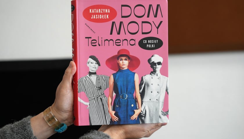 <p>Katarzyna Jasiołek, &bdquo;Dom Mody Telimena. Co nosiły Polki&rdquo;, Wydawnictwo Marginesy</p>
