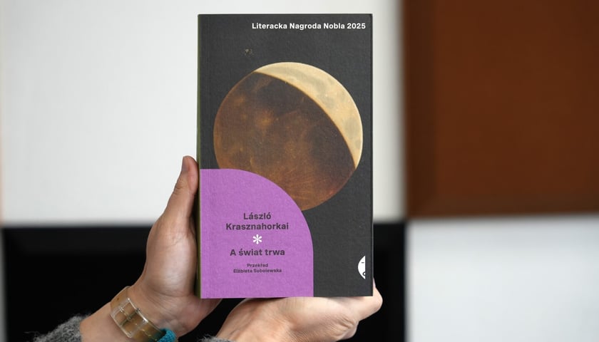 <p class="MsoNormal">L&aacute;szl&oacute; Krasznahorkai, &bdquo;A świat trwa&rdquo;, przełożyła Elżbieta Sobolewska, Wydawnictwo Czarne</p>