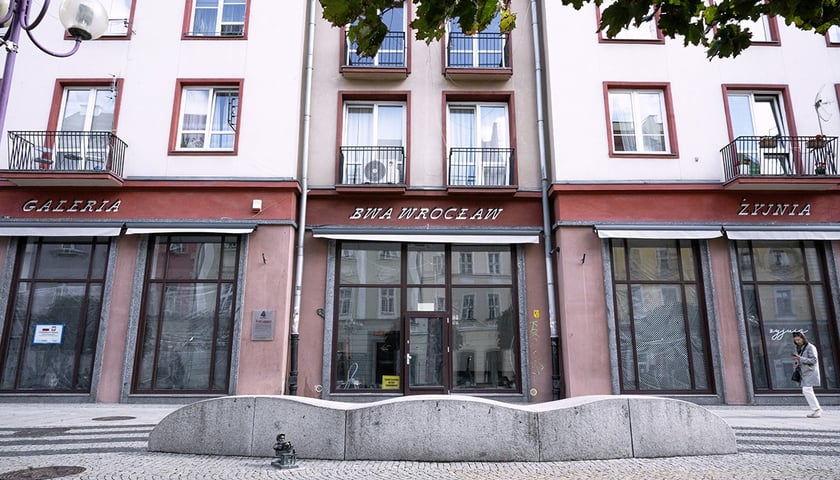 Widok na budynek z Żyjnią przy Świdnickiej