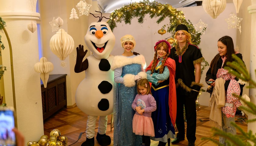 <p>Podczas wystawy &bdquo;Magia Świąt Royal Christmas&rdquo; można się r&oacute;wnież sfotografować z bohaterami &bdquo;Krainy Lodu&rdquo;</p>