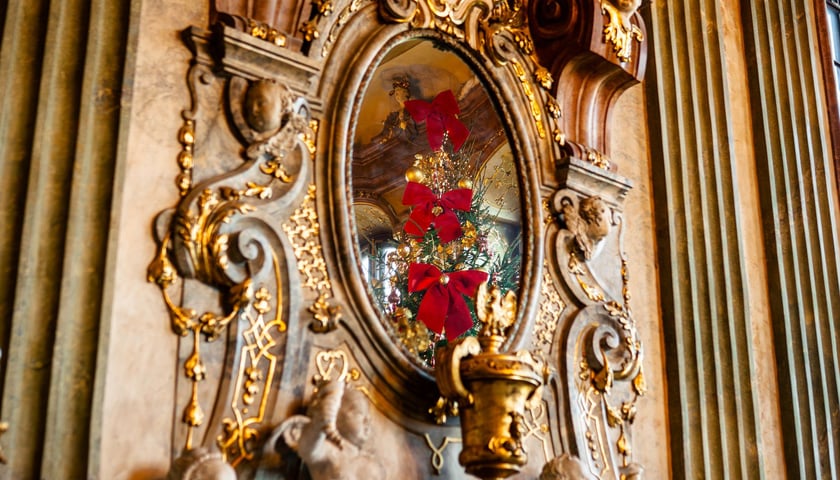 <p>Przepiękna wystawa &bdquo;Magia Świąt Royal Christmas&rdquo; w przestrzeniach Zamku Książ potrwa do 6 stycznia</p>