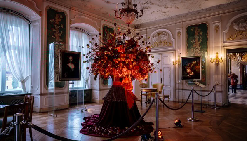 kompozycja z kwiatów w jednej z sal Książa