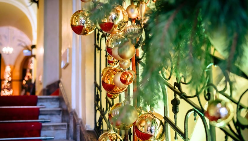 <p>Przepiękna wystawa &bdquo;Magia Świąt Royal Christmas&rdquo; w przestrzeniach Zamku Książ potrwa do 6 stycznia</p>