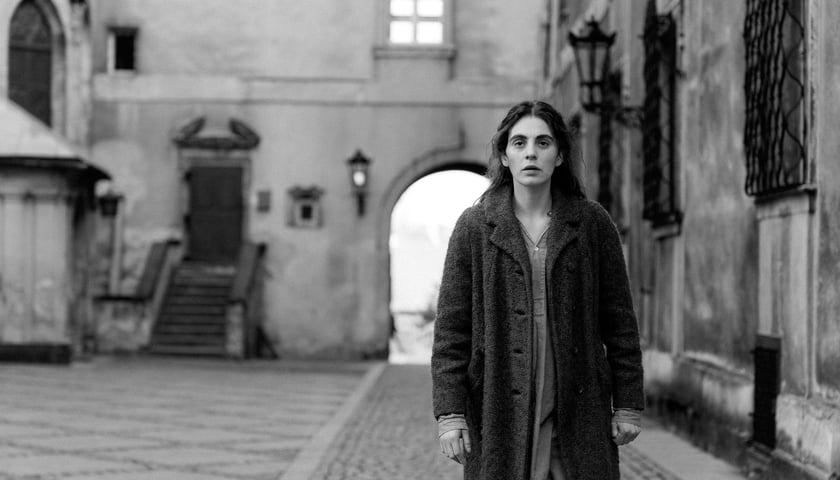 Na zdjęciu kadr z filmu "Dziewczyna z igłą"