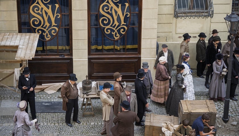 Plan filmowy do serialu "Lalka" przy ul. Karola Szajnochy