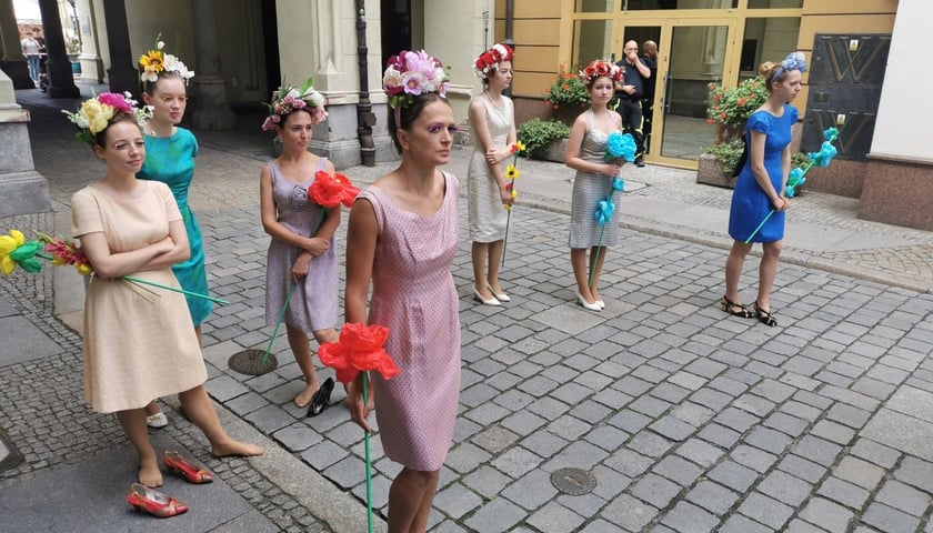 Plan zdjęciowy serialu "Czarna śmierć" we wrocłwskich Sukiennicach