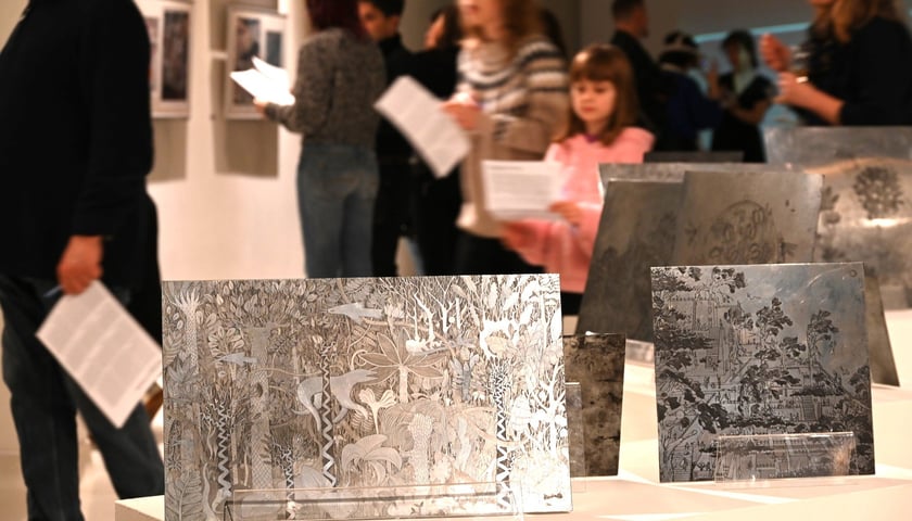 <p>Matryce z dziełami wykonanymi przez Modestę Gorol</p>