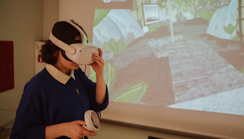 <p>Podczas wernisażu można było wejść w świat VR i zobaczyć obrazy Modesty Gorol w 3D</p>