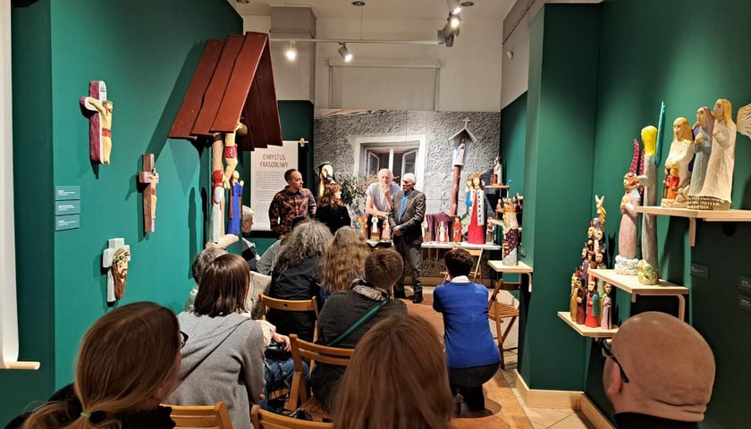 <p>Na zdjęciu spotkanie z Janem Giejsonem połaczone z prezentacją jego rzeźb w Muzeum Etnograficznym (7.12.2025)&nbsp;</p>