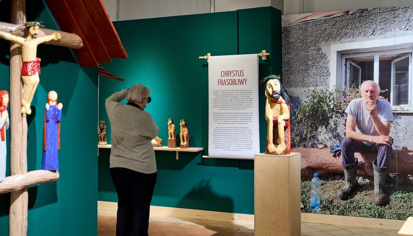 <p>Wystawę &bdquo;Jan Giejson. Od nowa&rdquo; obejrzymy w Muzeum Etnograficznym tylko do 30 grudnia</p>