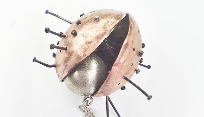 <p>Na zdjęciach biżuteria z projektu &bdquo;Relacje&rdquo; realizowanego&nbsp;w ramach stypendium artystycznego Prezydenta Wrocławia</p>