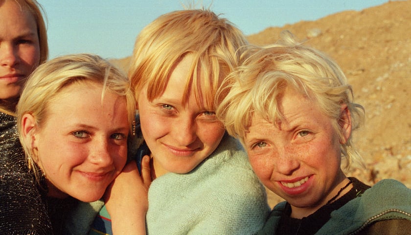 <p>Cztery młode dziewczyny, kadr z filmu "Najdejdą lepsze czasy"</p>