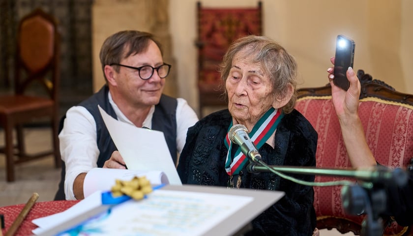 <p>Urszula Kozioł we wrocławskim ratuszu</p>