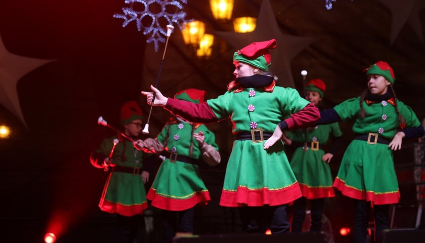 Występ mażoretek &bdquo;Mari Mar&rdquo; na wrocławskim Rynku