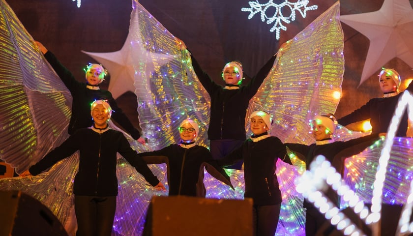 Występ mażoretek &bdquo;Mari Mar&rdquo; na wrocławskim Rynku