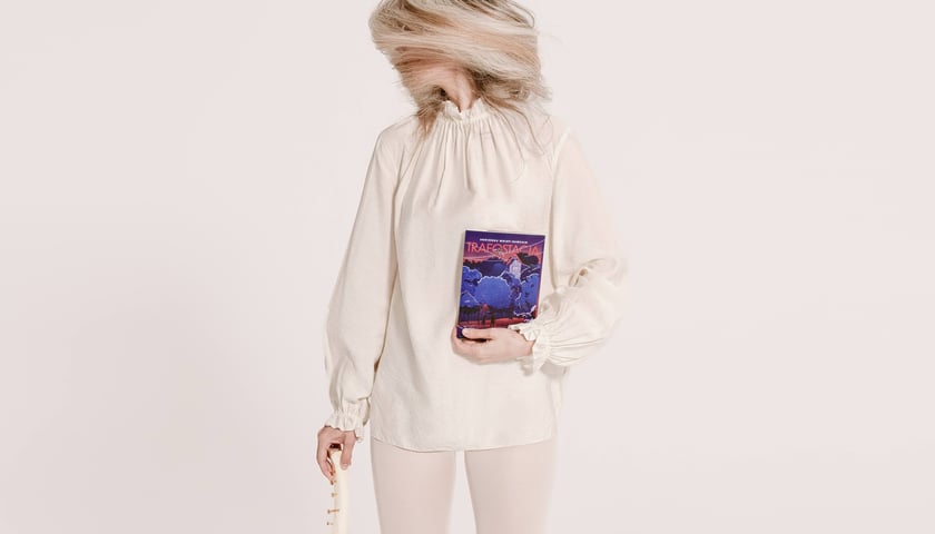 <p>Agnieszka Wolny-Hamkało z książką &bdquo;Trafostacja&rdquo;</p>