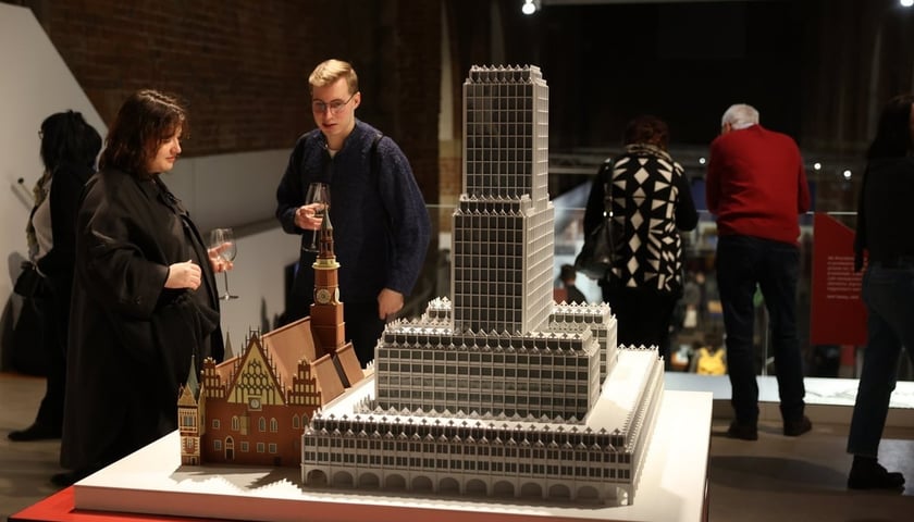 Eksponaty z wystawy Gdyby. Niezrealizowane wizje nowoczesnego Wrocławia w Muzeum Architektury we Wrocławiu.