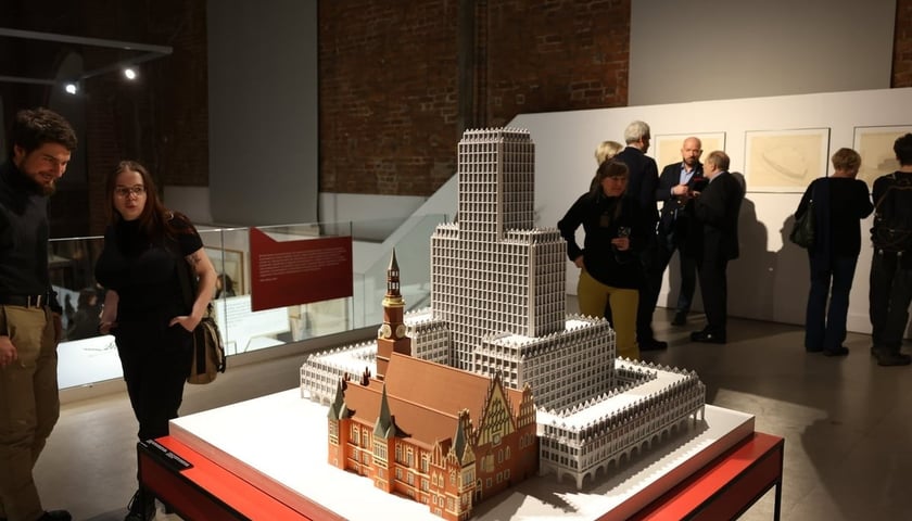 Eksponaty z wystawy Gdyby. Niezrealizowane wizje nowoczesnego Wrocławia w Muzeum Architektury we Wrocławiu. Na zdjęciu model wieżowa obok modelu Ratusza we wrocławskim Rynku