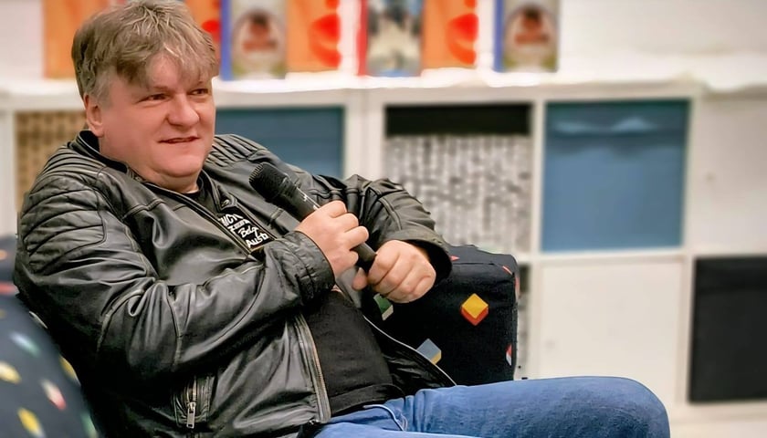 Mieczysław Gorzka, autor jednych z najchętniej wypożyczanych przez Wrocławian książek podczas spotkania z czytelnikami MBP