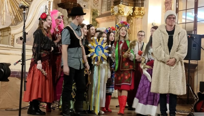 Na zdjęciu poprzebierane za kolędników dzieci podczas koncertu Radosne Kolędowanie
