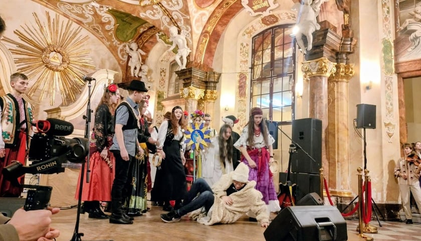 <p>Na zdjęciu poprzebierane za kolędnik&oacute;w dzieci podczas koncertu Radosne Kolędowanie</p>