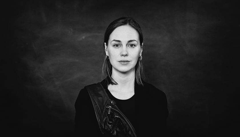 Katarzyna Minkowska, reżyserka teatralna, laureatka Paszportu Polityki 2025 w kategorii "scena". Na zdjęciu w tonacji czarno-białej jest kobieta