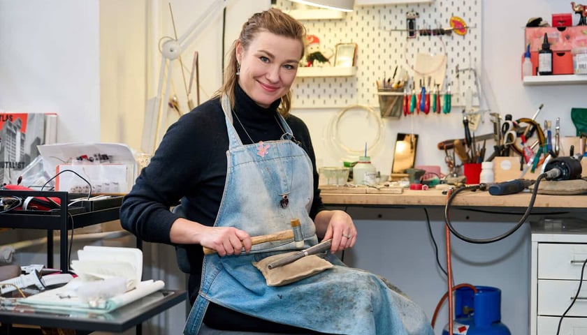 Dominika Kuźniar w swojej pracowni w Niegalerii przy Tęczowej