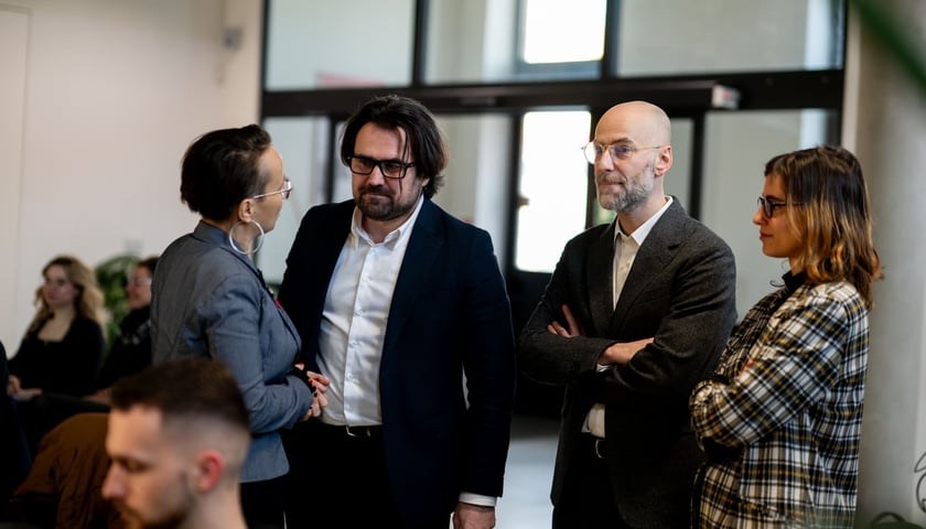 <p>Dyrektor Wydziału Kultury i Sportu w Urzędzie Miejskim Wrocławia, Jarosław Perduta (drugi z lewej) w rozmowie z uczestnikami konferencji poświęconej nowej linii programowej w Instytucie Grotowskiego. Wrocław, 20.01.2026</p>