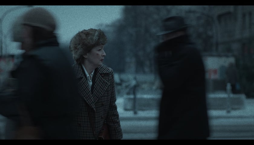 Lesley Manville. Kadr z filmu „Zima pod znakiem wrony”