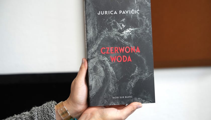 <p class="MsoNormal">Jurica Pavičić, &bdquo;Czerwona woda&rdquo;, przełożył Leszek Małczak, Oficyna Literacka Noir sur Blanc</p>