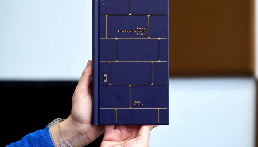 <p>Italo Calvino, &bdquo;Zamek krzyżujących się los&oacute;w&rdquo;, przełożyła Anna Wasilewska, Państwowy Instytut Wydawniczy</p>