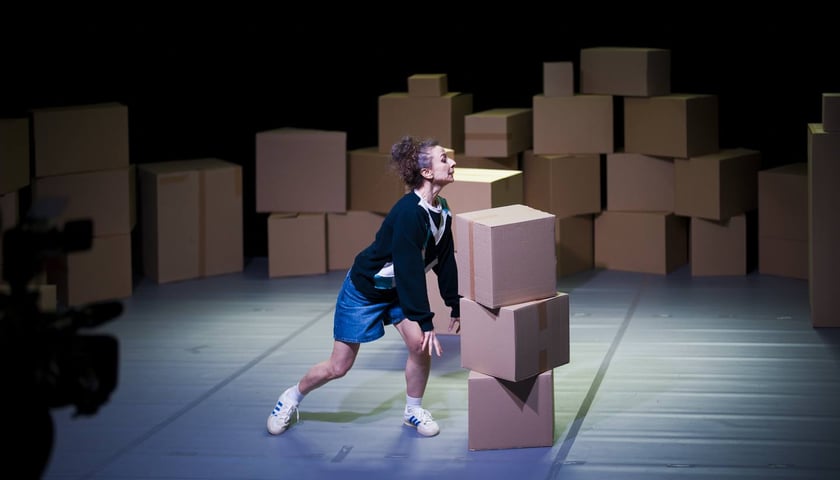 <p>Na zdjęciu Kamila Chruściel jako bohaterka w spektaklu &bdquo;Baaach!&rdquo;</p>