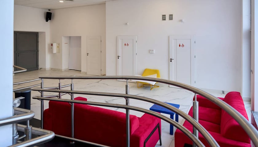 Centrum Nowy Pafawag zyskało nową przestrzeń na galerię sztuki &ndash; wystawa &bdquo;Kr&oacute;lewnę myszka zjadła&rdquo; z pracami Kasi Banasiak