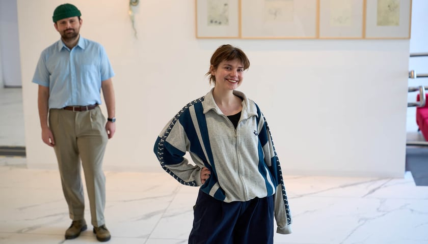 <p>Kurator Galerii Nowy Pafawag Janek Kowalski i autorka prac pierwszej wystawy Kasia Banasiak</p>