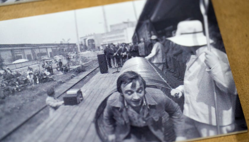 <p>Jedno ze zdjęć prezentowanych na wystawie "Niedziela w Hutmenie" w Muzeum Architektury we Wrocławiu</p>