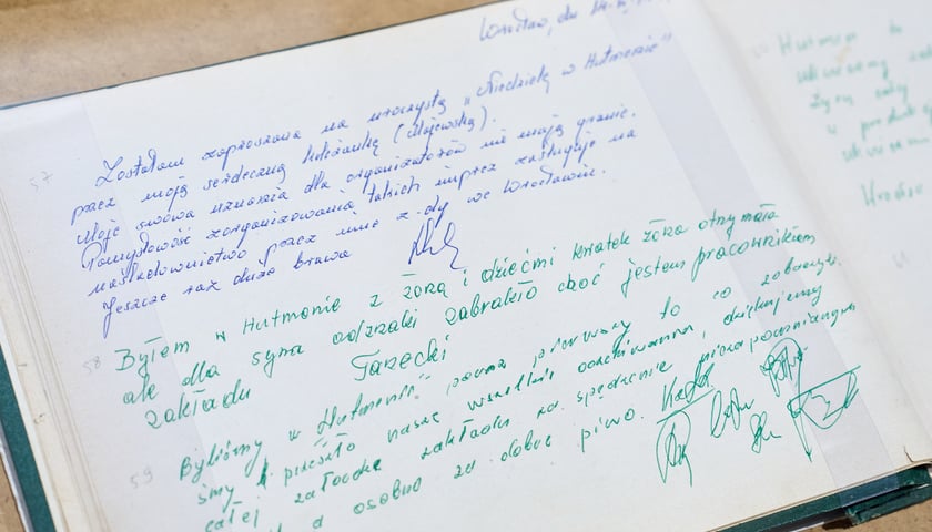 <p>Wystawa "Niedziela w Hutmenie" w Muzeum Architektury we Wrocławiu - Księga pamiątkowa</p>