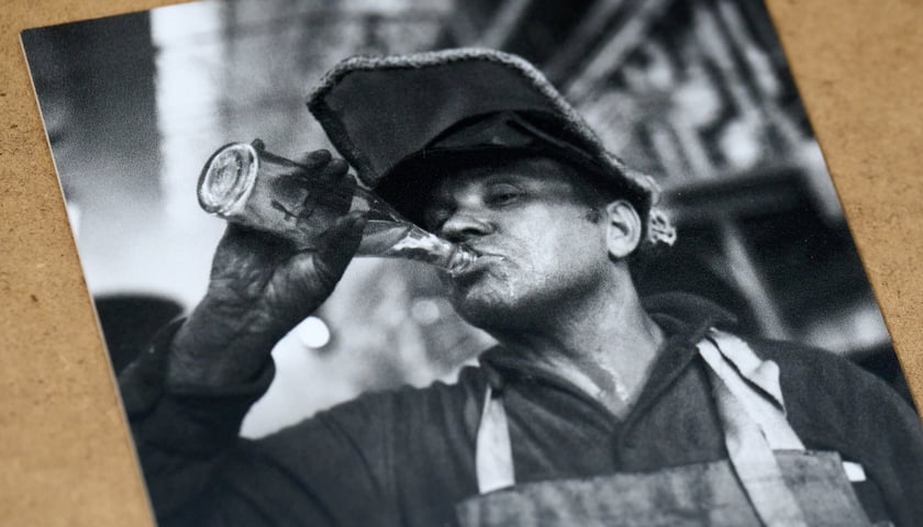 <p>Jedno ze zdjęć prezentowanych na wystawie "Niedziela w Hutmenie" w Muzeum Architektury we Wrocławiu</p>