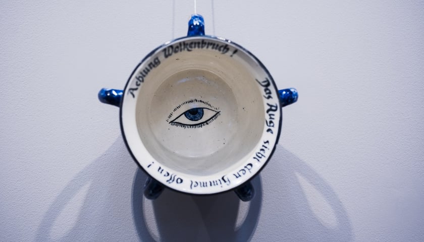 Na zdjęciu nocnik z okiem na dnie na wystawie naczyń toaletowych w Pałacu Królewskim