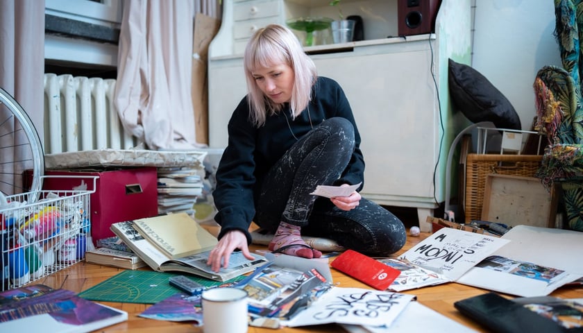 <p>Na zdjęciu Ula Jagielnicka przy pracy nad kolażem</p>