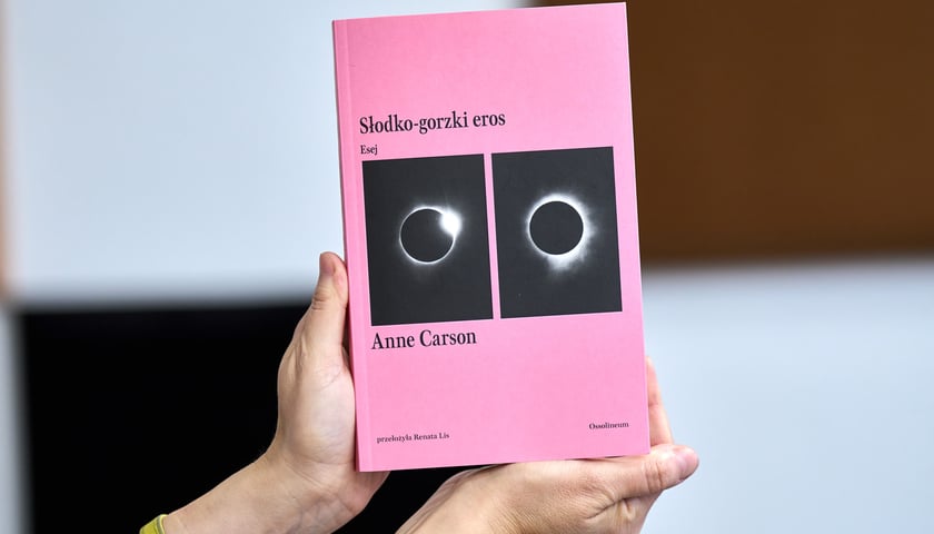 <p>Anne Carson, &bdquo;Słodko-gorzki eros. Esej&rdquo;, przełożyła Renata Lis, Wydawnictwo Ossolineum</p>