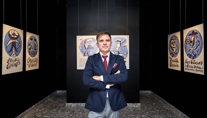 <p>Tomasz Broda podczas wernisażu wystawy w Muzeum Teatru</p>