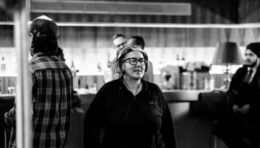 <p>Na zdjęciu Kasia Adamik, reżyserka filmu &bdquo;Zima pod znakiem Wrony&rdquo; na planie</p>