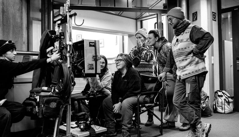 <p>Na zdjęciu Kasia Adamik, reżyserka filmu &bdquo;Zima pod znakiem Wrony&rdquo; na planie</p>