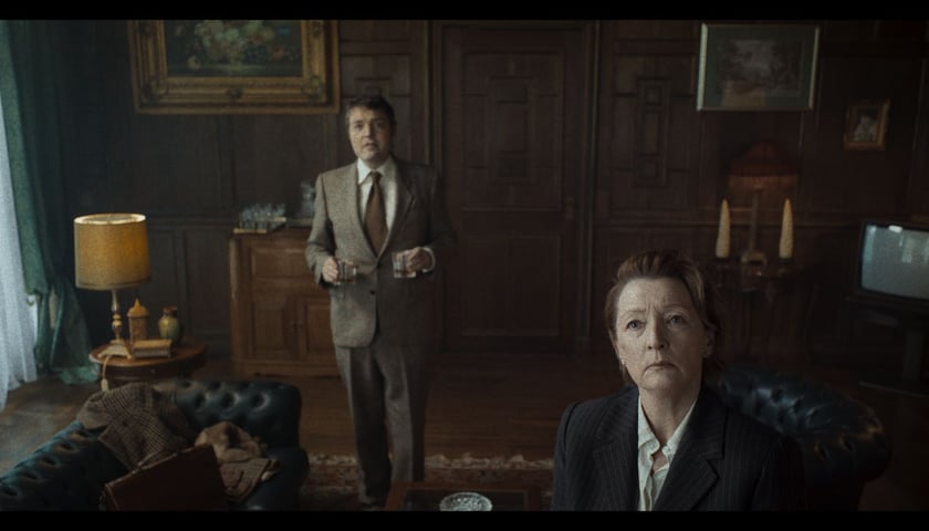 <p>Kazdry z filmu &bdquo;Zima pod znakiem Wrony&rdquo; w reżyserii Kasi Adamik &ndash; aktorzy Tom Burke i Lesley Manville</p>