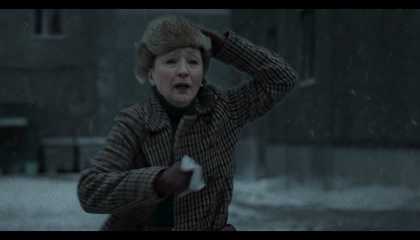<p>Kadry z filmu &bdquo;Zima pod znakiem Wrony&rdquo; w reżyserii Kasi Adamik &ndash; aktorka Lesley Manville</p>