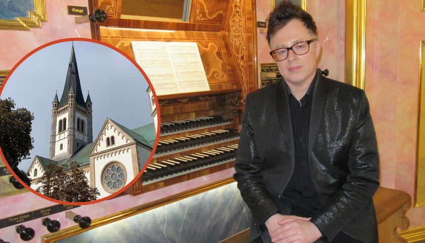 Na dużym zdjęciu Bartosz Patryk Rzyman przy stole do gry organów w kościele św. Elżbiety, na małym zdjęciu w kółku wieża kościoła Boromeusza