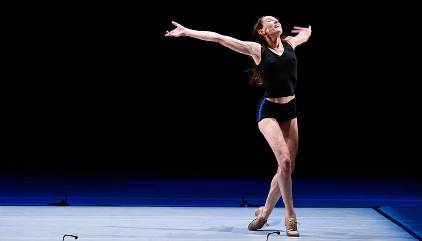 Performans „Étude nr 1" – solo według choreografii Marie Chouinard, na zdjęciu tancerka Carol Prieur