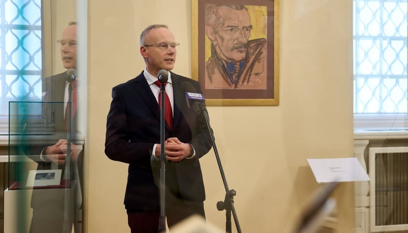 <p>Na zdjęciu dr Łukasz Kamiński, dyrektor Zakładu Narodowego im. Ossolińskich&nbsp;</p>